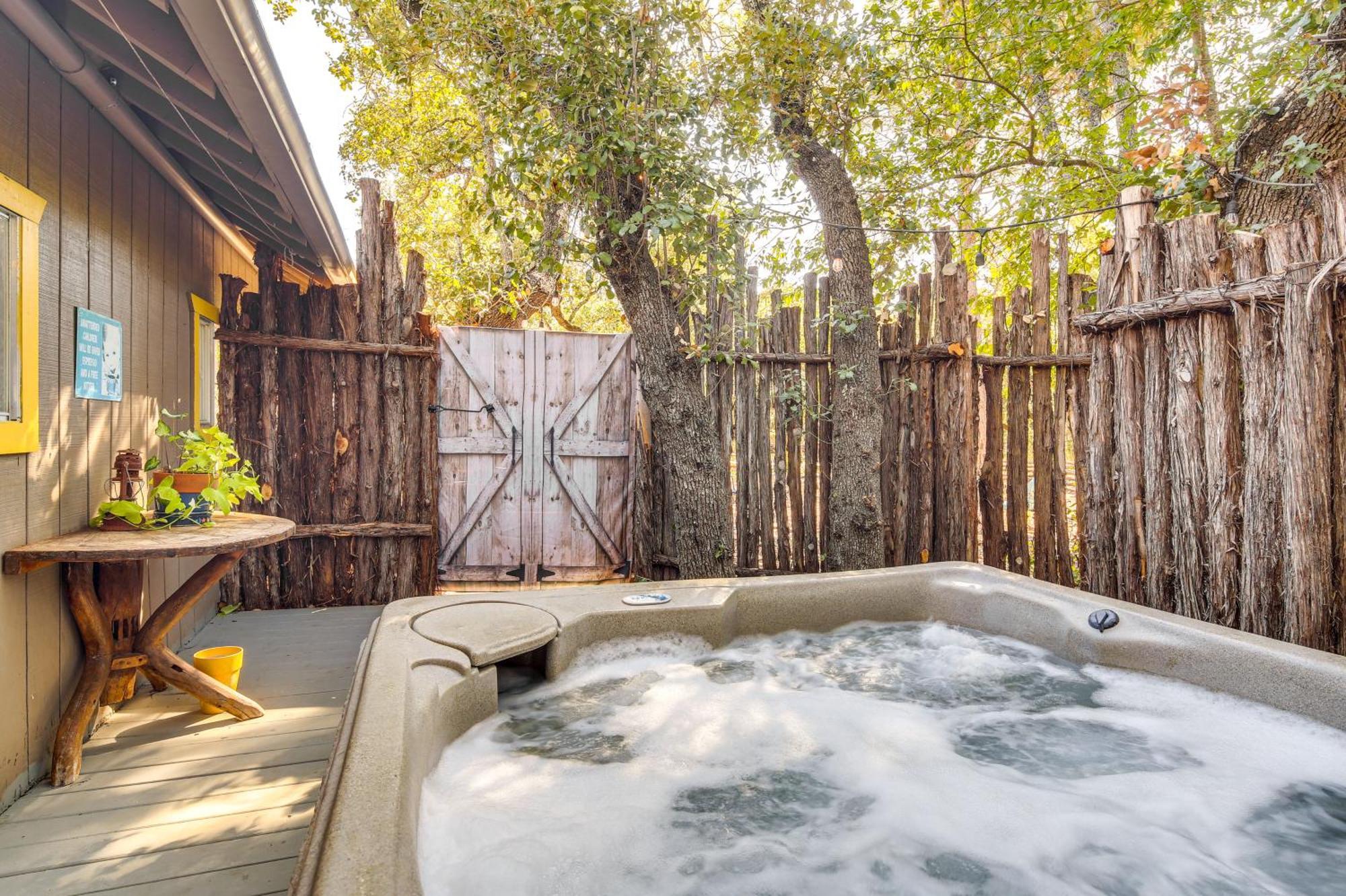 Pet-Friendly Wimberley Cabin With Fire Pit And Hot Tub Экстерьер фото