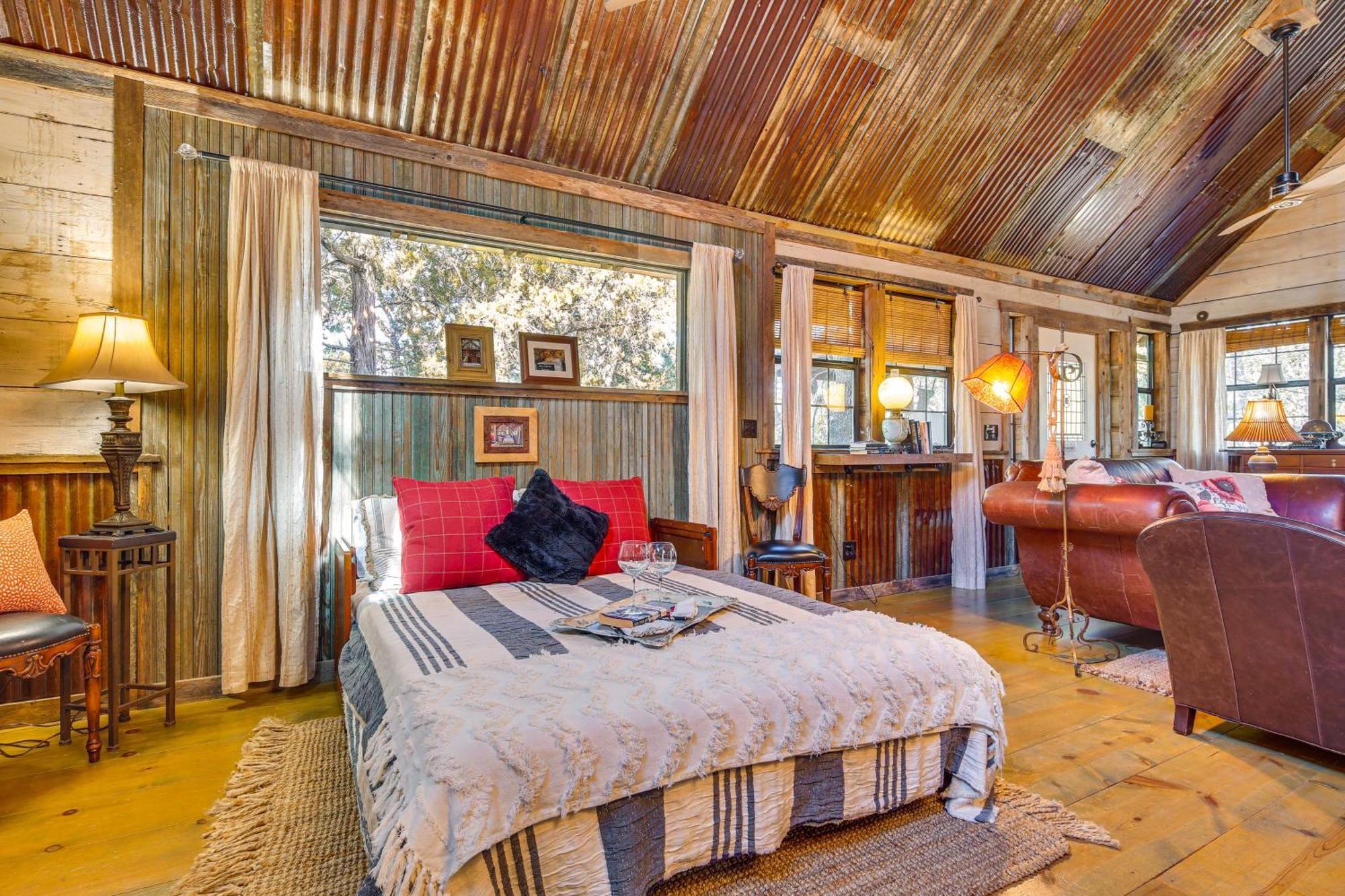 Pet-Friendly Wimberley Cabin With Fire Pit And Hot Tub Экстерьер фото