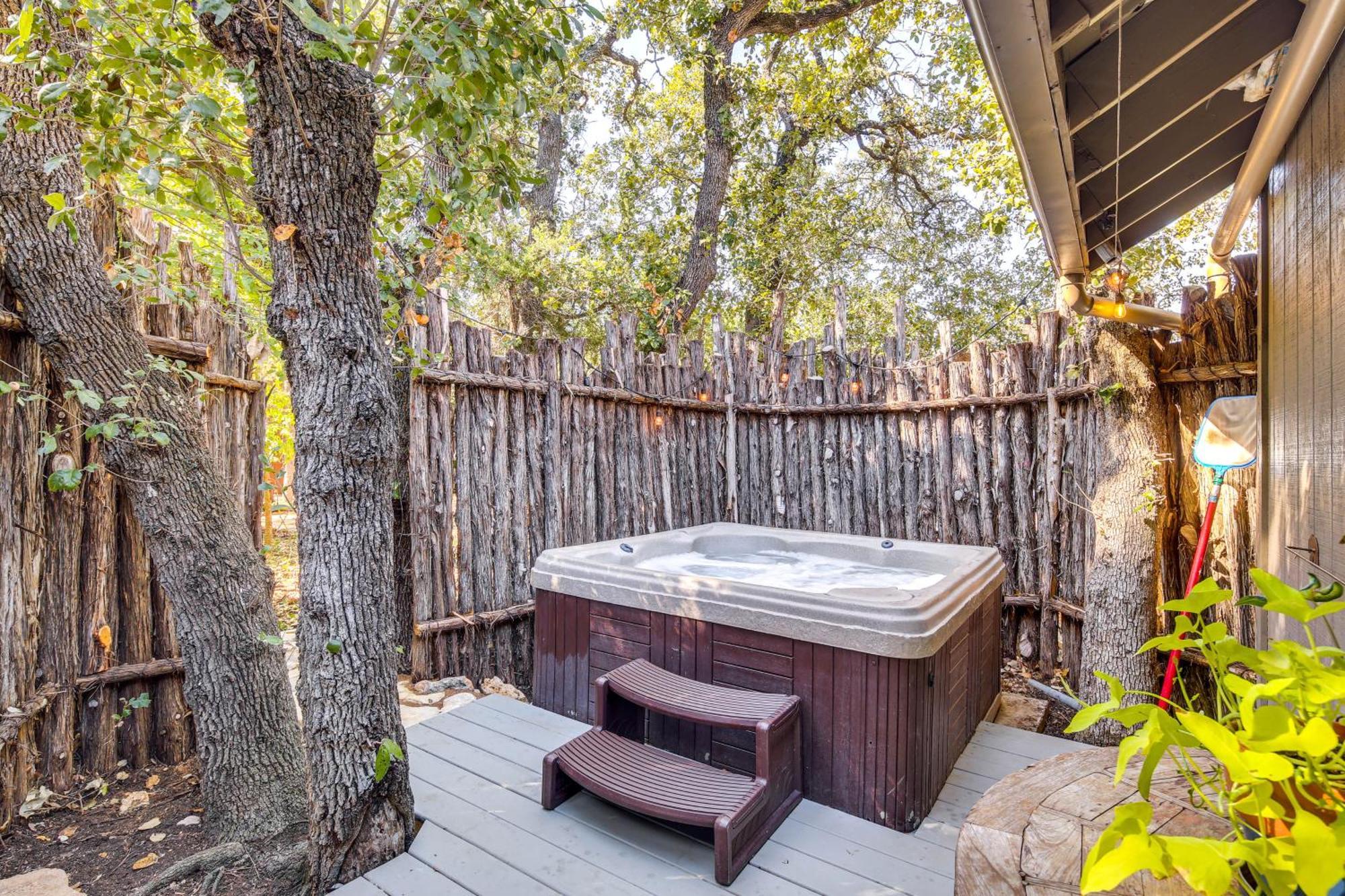 Pet-Friendly Wimberley Cabin With Fire Pit And Hot Tub Экстерьер фото